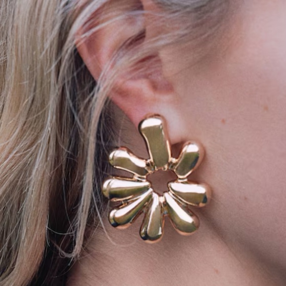 NWT H&M  fashion Gold Floral-shaped  Earrings